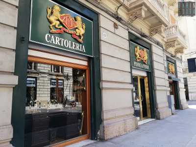 Concludiamo il nostro giro in via Imbriani. Ad angolo con via De Giosa si apre la cartoleria Zema, la pi� longeva della citt�, fondata nel 1900. Tutte le vetrine riportano l'insegna verde su cui campeggia il logo della societ� con i due leoni